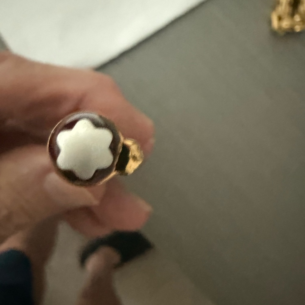 Montblanc Burgundy and Gold rollerball pen
New in box - Picture 3 of 5